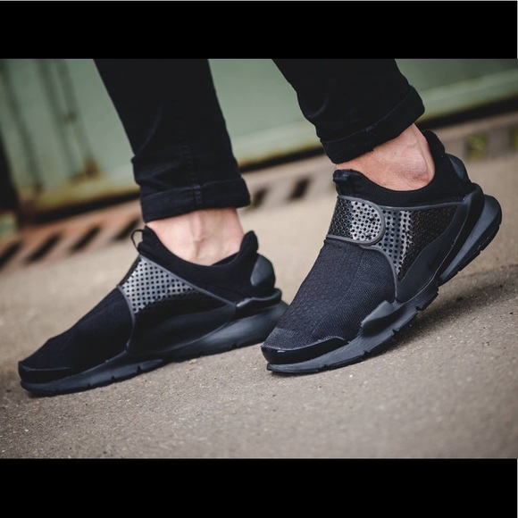 black nike dart